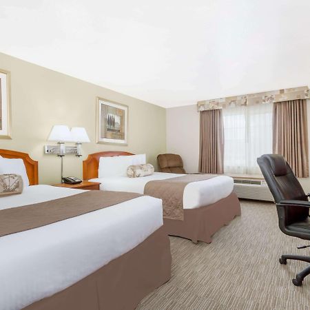 Hotel Ramada By Wyndham Ely Exterior foto