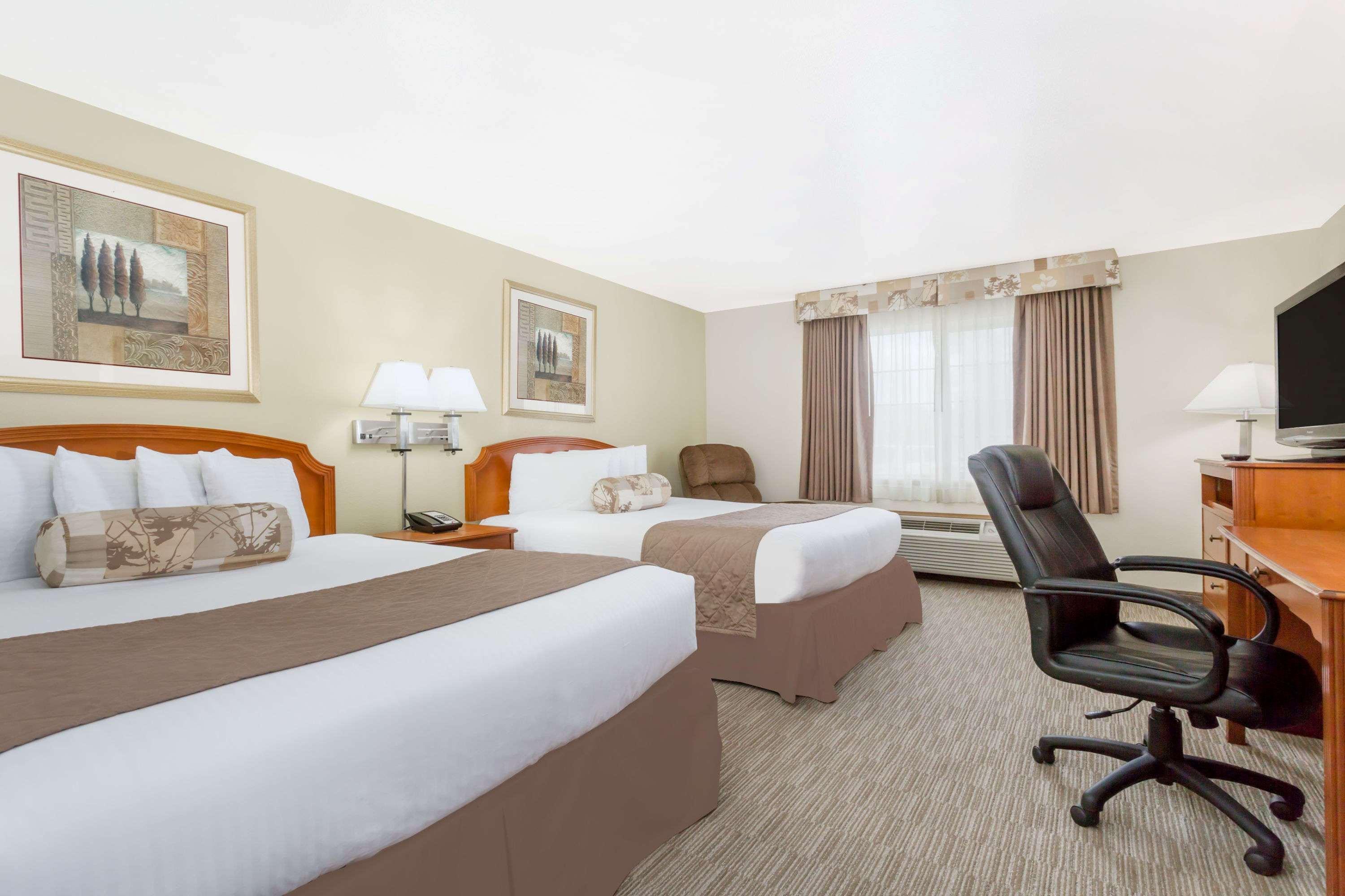Hotel Ramada By Wyndham Ely Exterior foto