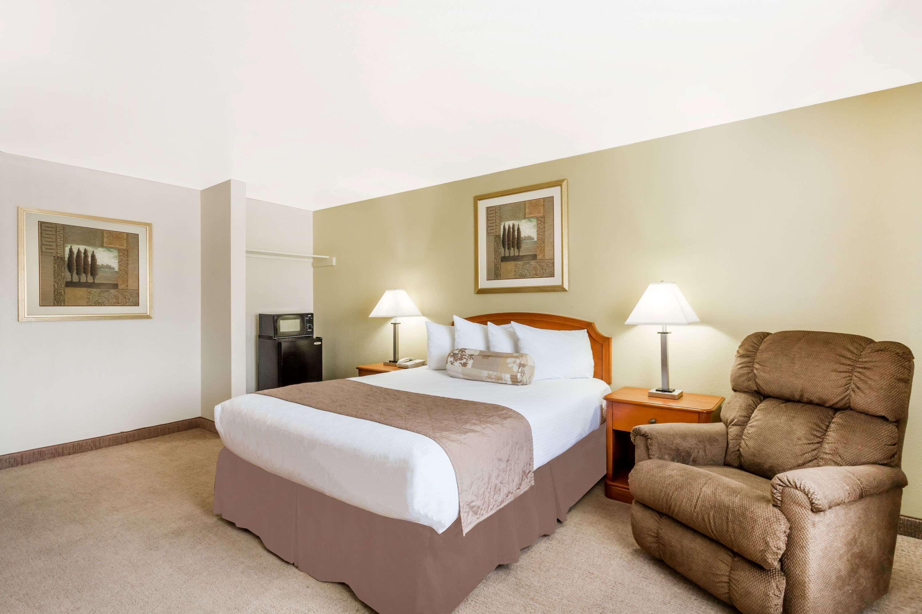 Hotel Ramada By Wyndham Ely Exterior foto